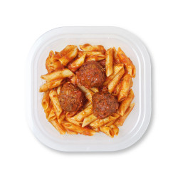 Macarrones con tomate y albóndigas